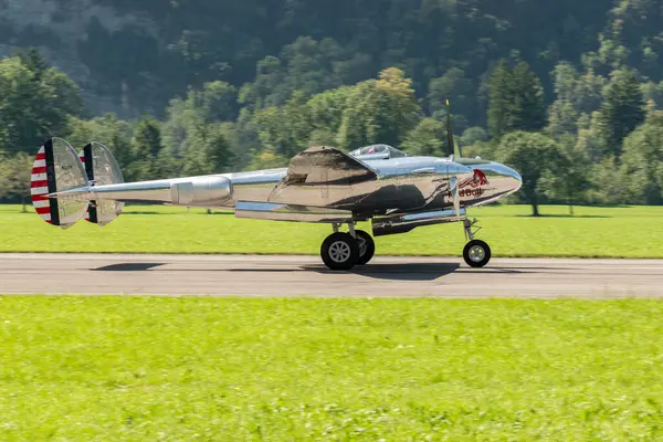 モリス スイス 2023 25Y ロッキード 38L ライトニングの歴史的な航空機は滑走路でタクシーをしています — ストック写真
