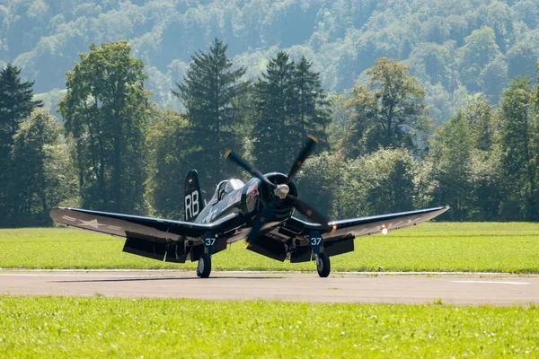 Mollis, İsviçre, 18 Ağustos 2023 OE-EAS Chance Vought F4U-4 Corsair tarihi uçağı piste iniyor.