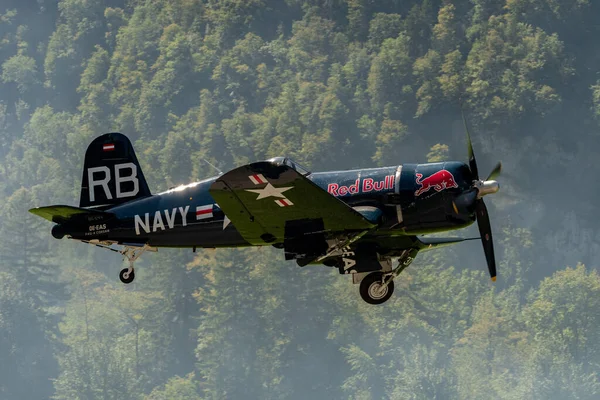 モリス スイス 2023 Eas チャンス Vought F4U Corsair 航空ショー中に滑走路 から離陸しています — ストック写真