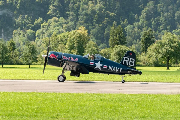 モリス スイス 2023 Eas チャンス Vought F4U Corsair 飛行機が滑走路でタクシーに乗っている — ストック写真