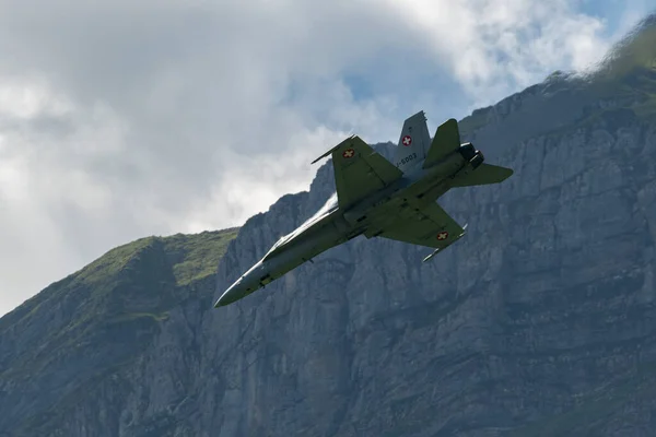 モリス スイス 2023 スイスの軍事マクドネルダグラスF 18ホーネット戦闘機は 空気ディスプレイ中にパフォーマンスを行っています — ストック写真