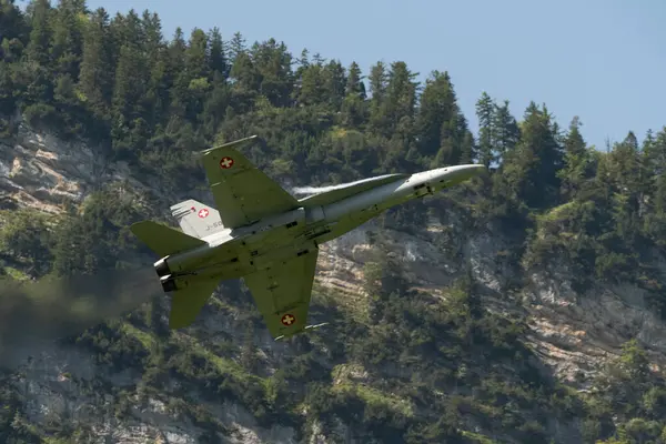 瑞士莫利斯 2023年8月18日瑞士军队麦克唐纳道格拉斯F 18大黄蜂战斗机将在空中表演 — 图库照片