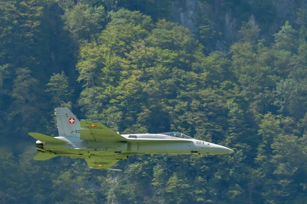 瑞士莫利斯 2023年8月18日瑞士军队麦克唐纳道格拉斯F 18大黄蜂战斗机将在空中表演 — 图库照片