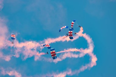 Mollis, İsviçre, 18 Ağustos 2023 RAF Falcons Paraşütçüleri hava gösterisi sırasında dumanlı bir gösteri yapıyor.