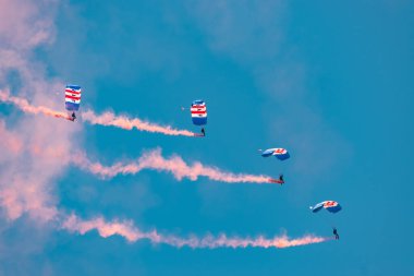 Mollis, İsviçre, 18 Ağustos 2023 RAF Falcons Paraşütçüleri hava gösterisi sırasında dumanlı bir gösteri yapıyor.