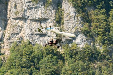 Mollis, İsviçre, 18 Ağustos 2023 Ultralight uçağına hava gösterimi sırasında kuşlar eşlik etmektedir.