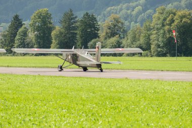 Mollis, İsviçre, 18 Ağustos 2023 Pilatus PC-6 / B2 Turbo Porter uçak pistte taksicilik yapıyor.