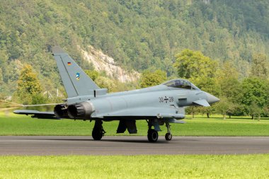 Mollis, İsviçre, 18 Ağustos 2023 Eurofighter Typhoon askeri jeti bir hava gösterisi sırasında pistte taksicilik yapıyor.