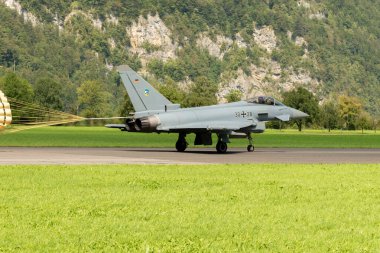 Mollis, İsviçre, 18 Ağustos 2023 Eurofighter Typhoon askeri jeti bir hava gösterisi sırasında pistte taksicilik yapıyor.