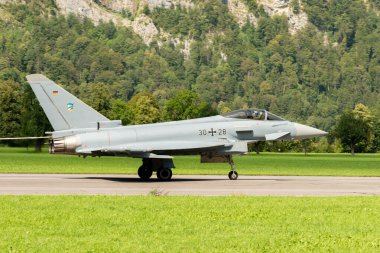 Mollis, İsviçre, 18 Ağustos 2023 Eurofighter Typhoon askeri jeti bir hava gösterisi sırasında pistte taksicilik yapıyor.
