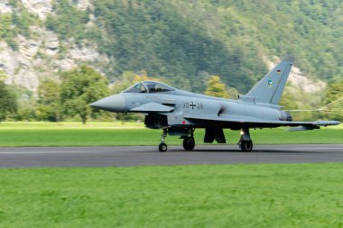 Mollis, İsviçre, 18 Ağustos 2023 Eurofighter Typhoon askeri jeti bir hava gösterisi sırasında 19 nolu piste iniyor.