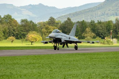 Mollis, İsviçre, 18 Ağustos 2023 Eurofighter Typhoon askeri jeti bir hava gösterisi sırasında 19 nolu piste iniyor.