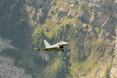 Mollis, İsviçre, 18 Ağustos 2023 Eurofighter Typhoon askeri jeti hava gösterisi sırasında akrobasi yapıyor.