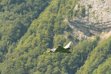 Mollis, İsviçre, 18 Ağustos 2023 Eurofighter Typhoon askeri jeti hava gösterisi sırasında akrobasi yapıyor.