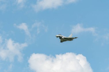 Mollis, İsviçre, 18 Ağustos 2023 Eurofighter Typhoon askeri jeti hava gösterisi sırasında akrobasi yapıyor.