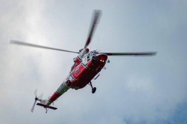 Mollis, İsviçre, 18 Ağustos 2023 Çek Hava Kuvvetleri PZL Swidnik W-3 Sokol helikopteri bir hava gösterisi sırasında