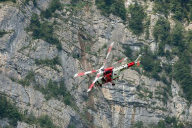 Mollis, İsviçre, 18 Ağustos 2023 Çek Hava Kuvvetleri PZL Swidnik W-3 Sokol helikopteri bir hava gösterisi sırasında