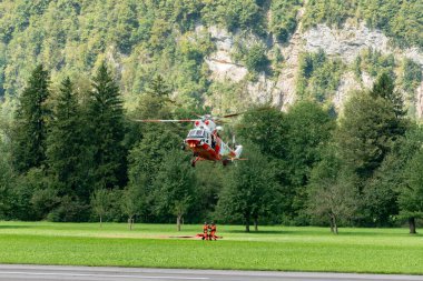 Mollis, İsviçre, 18 Ağustos 2023 Çek Hava Kuvvetleri PZL Swidnik W-3 Sokol helikopteri bir hava gösterisi sırasında