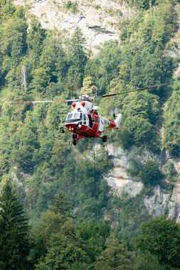 Mollis, İsviçre, 18 Ağustos 2023 Çek Hava Kuvvetleri PZL Swidnik W-3 Sokol helikopteri bir hava gösterisi sırasında