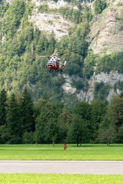 Mollis, İsviçre, 18 Ağustos 2023 Çek Hava Kuvvetleri PZL Swidnik W-3 Sokol helikopteri bir hava gösterisi sırasında
