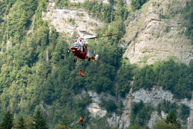 Mollis, İsviçre, 18 Ağustos 2023 Çek Hava Kuvvetleri PZL Swidnik W-3 Sokol helikopteri bir hava gösterisi sırasında