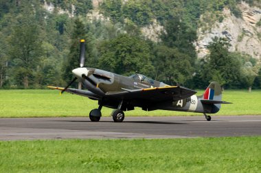 Mollis, İsviçre, 18 Ağustos 2023 EP-120 Supermarine LF Mk Vb Spitfire uçağı 19 numaralı piste iniyor.