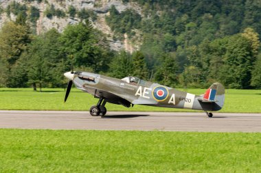 Mollis, İsviçre, 18 Ağustos 2023 EP-120 Supermarine LF Mk Vb Spitfire uçağı 19 numaralı piste iniyor.