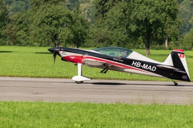 Mollis, İsviçre, 18 Ağustos 2023 HB-MAD Xtreme Air XA-41 uçağı 19 numaralı piste iniyor.