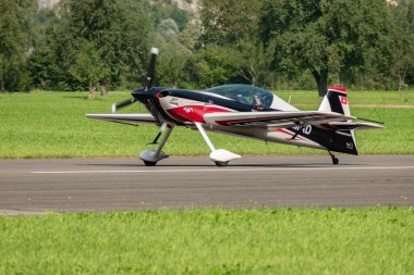 Mollis, İsviçre, 18 Ağustos 2023 HB-MAD Xtreme Air XA-41 uçağı 19 numaralı piste iniyor.