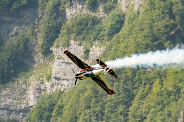 Mollis, İsviçre, 18 Ağustos 2023 HBMAD Xtreme Air XA-42 uçakları bir hava gösterisi sırasında akrobasi yapıyor.