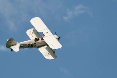 Mollis, İsviçre, 18 Ağustos 2023 HB-RBG Boeing E75 Stearman Hava Gösterisi sırasında tarihi çift katlı uçak performansı