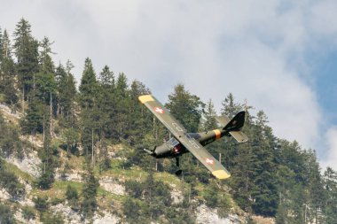 Mollis, İsviçre, 18 Ağustos 2023 HB-KHD Dornier 27 tarihi pervane uçak gösterisi sırasında