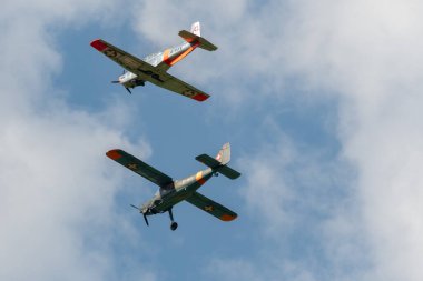 Mollis, İsviçre, 18 Ağustos 2023 Dornier 27 ve bir Pilatus P-3-05 uçakları uçuş düzeninde.