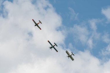 Mollis, İsviçre, 18 Ağustos 2023 Boeing E75 Stearman Dornier 27 ve Pilatus P-3-05 uçakları uçuş düzeninde.