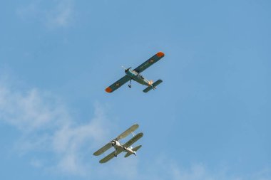 Mollis, İsviçre, 18 Ağustos 2023 Boeing E75 Stearman ve Dornier 27 uçakları uçuş düzeninde.