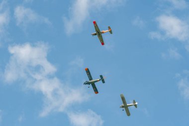 Mollis, İsviçre, 18 Ağustos 2023 Boeing E75 Stearman Dornier 27 ve Pilatus P-3-05 uçakları uçuş düzeninde.
