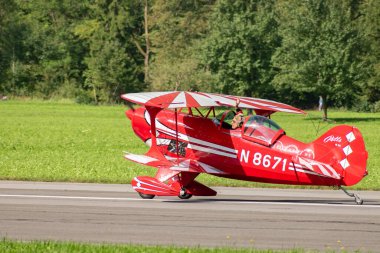Mollis, İsviçre, 18 Ağustos 2023 N-8671 Pitts S-1S özel çift katlı uçak 19 numaralı piste iniyor.