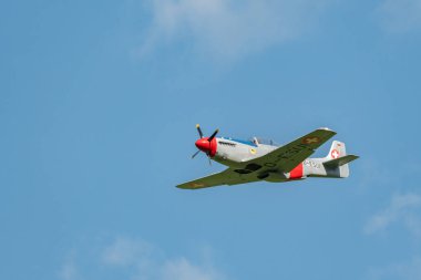 Mollis, İsviçre, 18 Ağustos 2023 D-ESUI Pilatus P-3-05 Pervane uçağı bir hava gösterisi sırasında