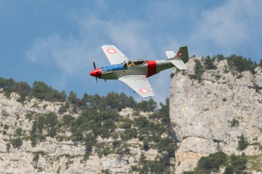 Mollis, İsviçre, 18 Ağustos 2023 D-ESUI Pilatus P-3-05 Pervane uçağı bir hava gösterisi sırasında