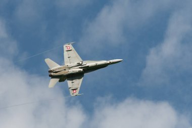 Mollis, İsviçre, 18 Ağustos 2023 İsviçre ordusu McDonnell Douglas F / A-18 Hornet jeti hava gösterisi sırasında akrobasi yapıyor.