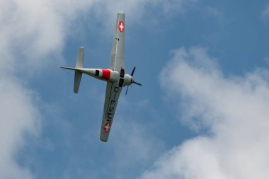 Mollis, İsviçre, 18 Ağustos 2023 D-ESUI Pilatus P-3-05 Pervane uçağı bir hava gösterisi sırasında