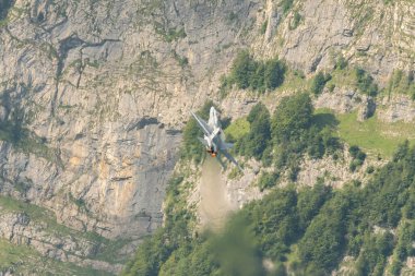 Mollis, İsviçre, 18 Ağustos 2023 İsviçre ordusu McDonnell Douglas F / A-18 Hornet jeti hava gösterisi sırasında akrobasi yapıyor.