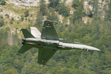 Mollis, İsviçre, 18 Ağustos 2023 İsviçre ordusu McDonnell Douglas F / A-18 Hornet jeti hava gösterisi sırasında akrobasi yapıyor.