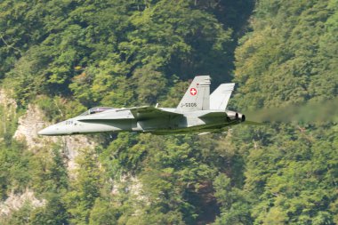 Mollis, İsviçre, 18 Ağustos 2023 İsviçre ordusu McDonnell Douglas F / A-18 Hornet jeti hava gösterisi sırasında akrobasi yapıyor.