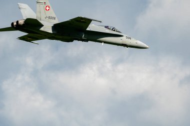 Mollis, İsviçre, 18 Ağustos 2023 İsviçre ordusu McDonnell Douglas F / A-18 Hornet jeti hava gösterisi sırasında akrobasi yapıyor.
