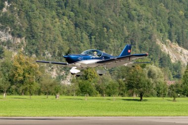 Mollis, İsviçre, 18 Ağustos 2023 HB-KKB BRM Aero Bristell B23 pervaneli uçak 19 nolu piste iniyor.