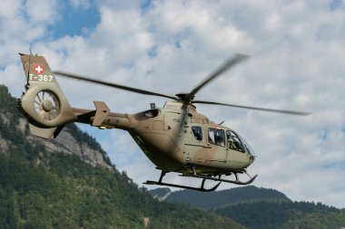 Mollis, İsviçre, 18 Ağustos, 2023 T-367 İsviçre askeri Eurocopter EC-635 P2 + helikopter hava gösterimi sırasında