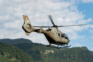 Mollis, İsviçre, 18 Ağustos, 2023 T-367 İsviçre askeri Eurocopter EC-635 P2 + helikopter hava gösterimi sırasında
