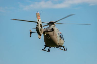 Mollis, İsviçre, 18 Ağustos, 2023 T-367 İsviçre askeri Eurocopter EC-635 P2 + helikopter hava gösterimi sırasında