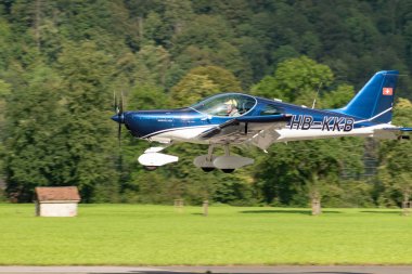Mollis, İsviçre, 18 Ağustos 2023 HB-KKB BRM Aero Bristell B23 pervaneli uçak 19 nolu piste iniyor.